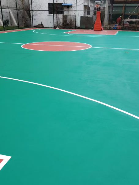 阿拉尔农场 球场长期使用易出现地面开裂